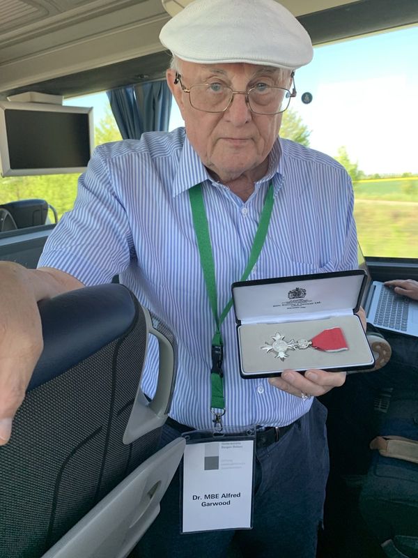 Alfred Garwood erzählt auf der Hinfahrt im Bus