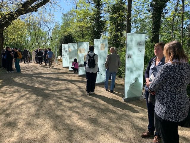 Eine Ausstellung zum „Verlorenen Transport“ auf dem Weg zum jüdischen Ehrenfriedhof